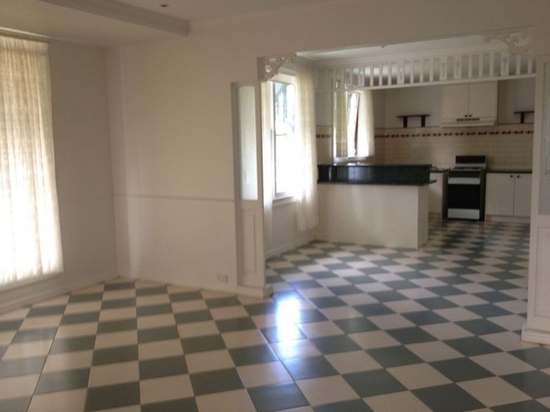 33 Bolderwood Parade, Reservoir VIC 3073