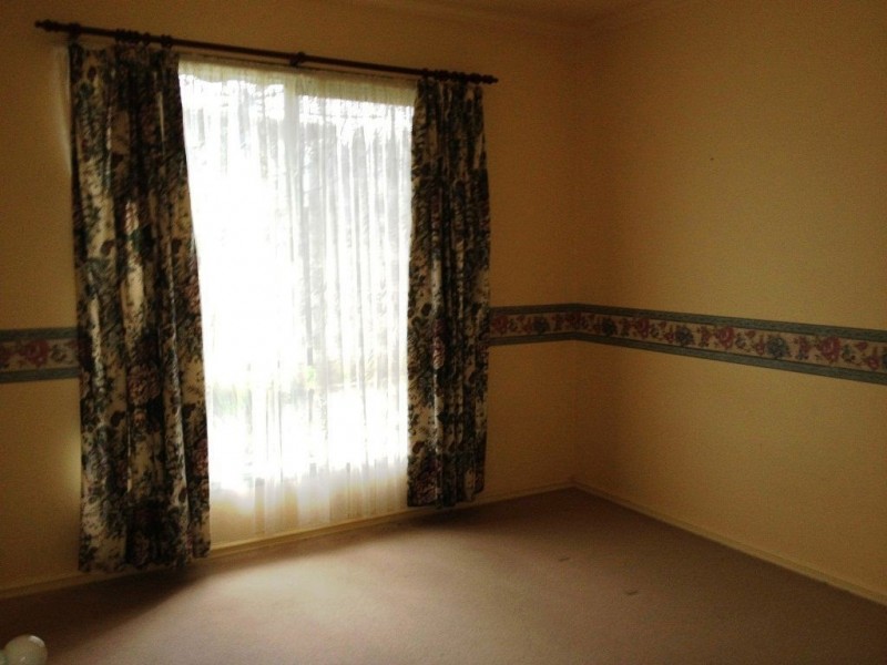 33 Bolderwood Parade, Reservoir VIC 3073