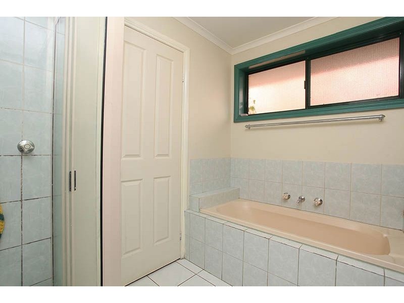 1/2 Carbon Crescent, Mill Park VIC 3082