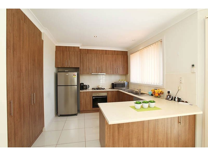 2/12 Carbon Crescent, Mill Park VIC 3082