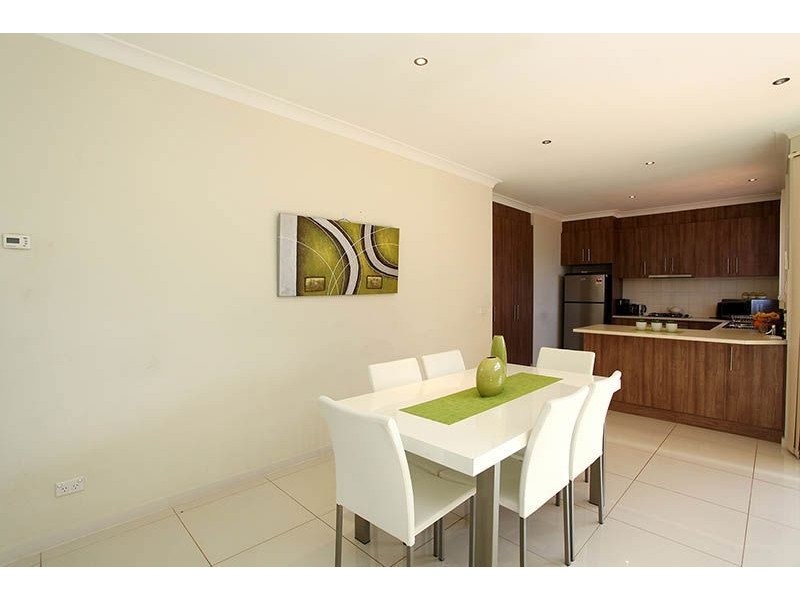 2/12 Carbon Crescent, Mill Park VIC 3082