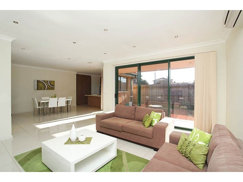 2/12 Carbon Crescent, Mill Park VIC 3082