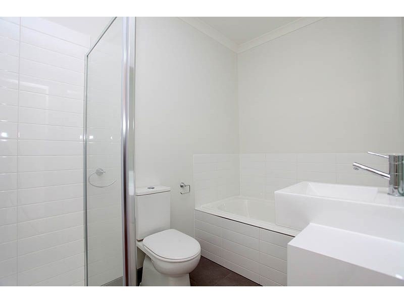 8 Mustang Lane, Thomastown VIC 3074