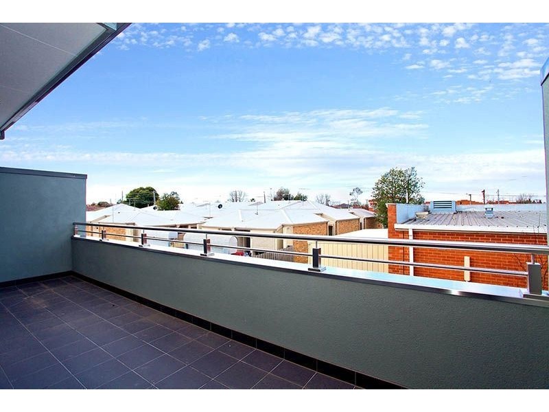 8 Mustang Lane, Thomastown VIC 3074