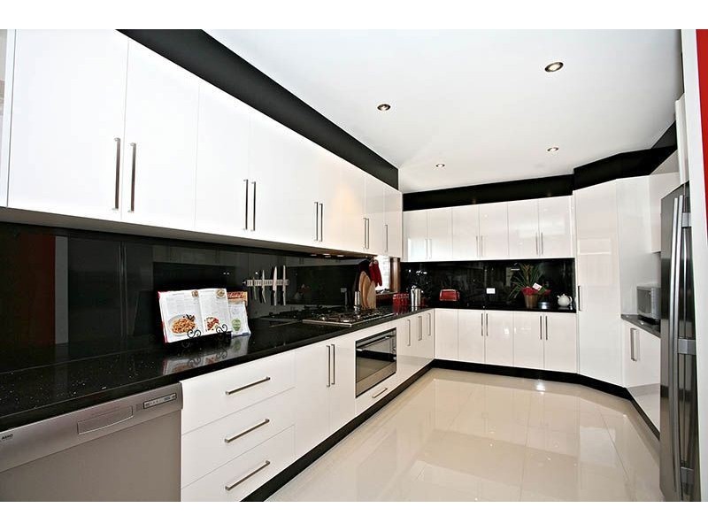 8 Ardenal Crescent, Lalor VIC 3075