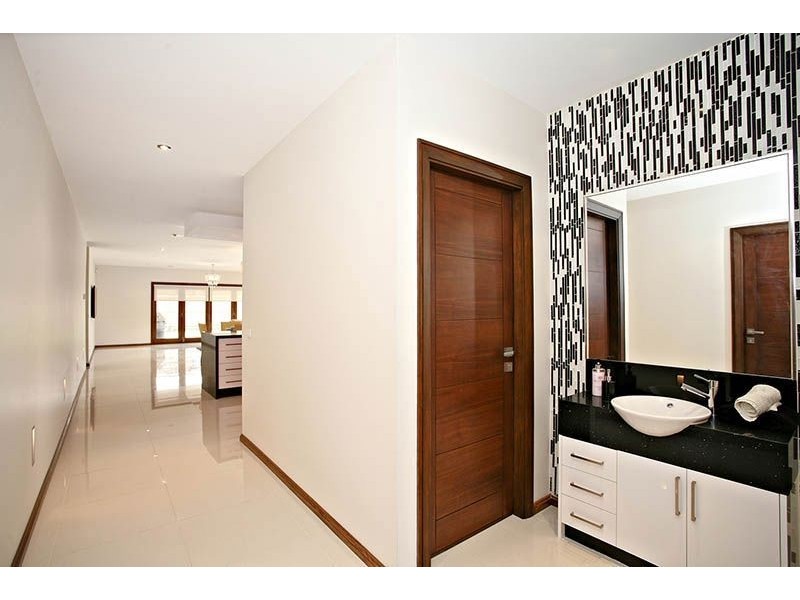 8 Ardenal Crescent, Lalor VIC 3075