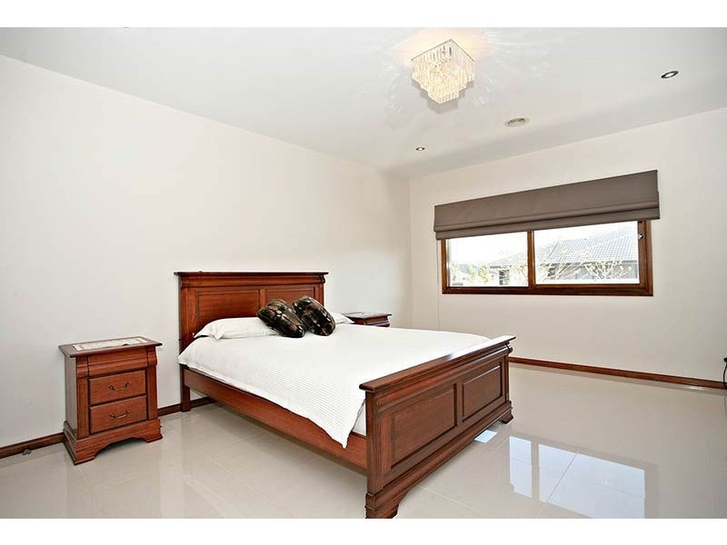 8 Ardenal Crescent, Lalor VIC 3075