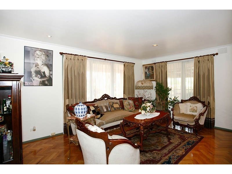 2 Pinewood Drive, Thomastown VIC 3074