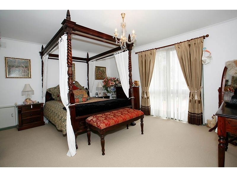 2 Pinewood Drive, Thomastown VIC 3074