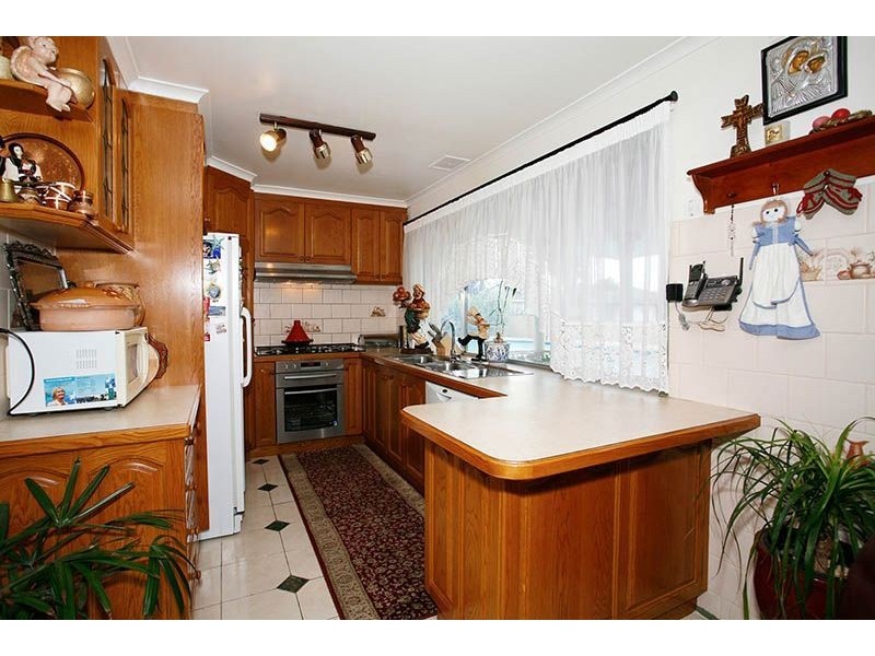 2 Pinewood Drive, Thomastown VIC 3074