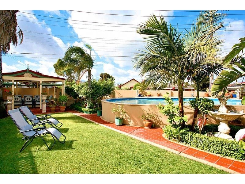 2 Pinewood Drive, Thomastown VIC 3074