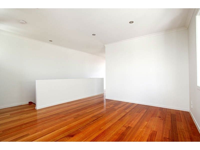 8 Mustang Lane, Thomastown VIC 3074