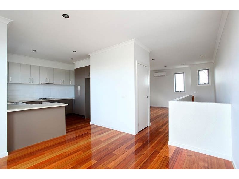 8 Mustang Lane, Thomastown VIC 3074