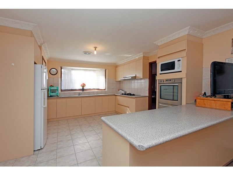 8 Fishburn Court, Mill Park VIC 3082