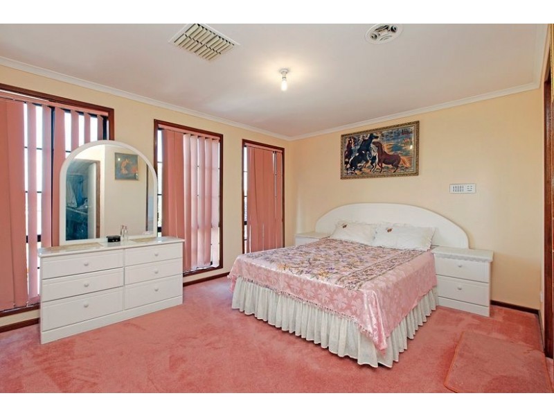 8 Fishburn Court, Mill Park VIC 3082