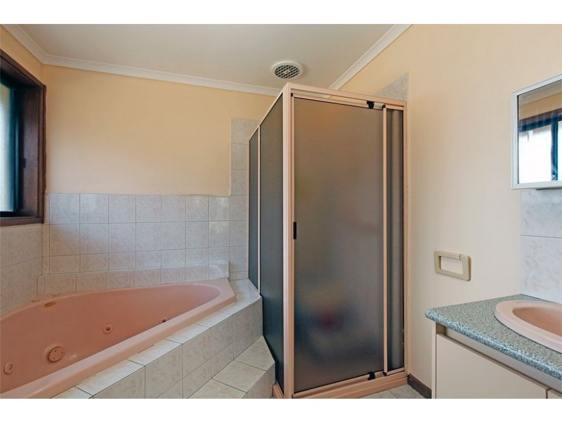 8 Fishburn Court, Mill Park VIC 3082