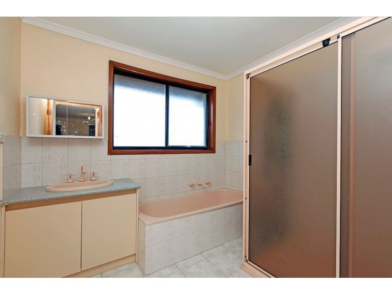 8 Fishburn Court, Mill Park VIC 3082