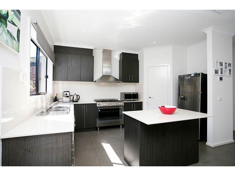 16 Rosleigh Drive, Craigieburn VIC 3064