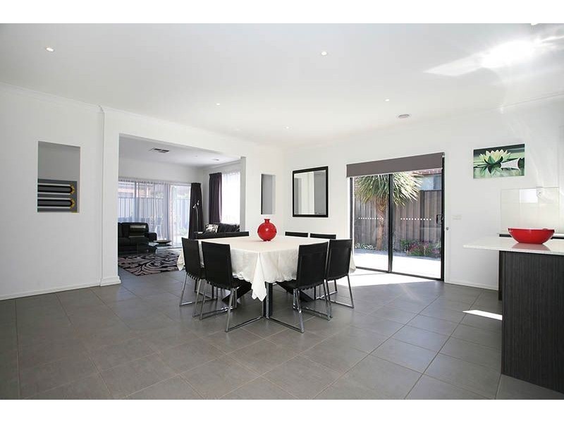 16 Rosleigh Drive, Craigieburn VIC 3064