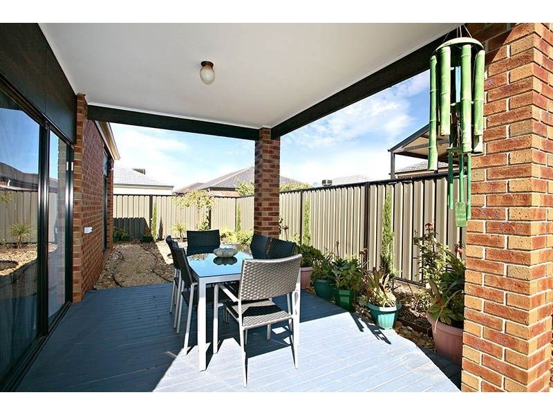 16 Rosleigh Drive, Craigieburn VIC 3064