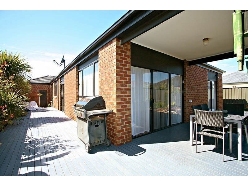 16 Rosleigh Drive, Craigieburn VIC 3064