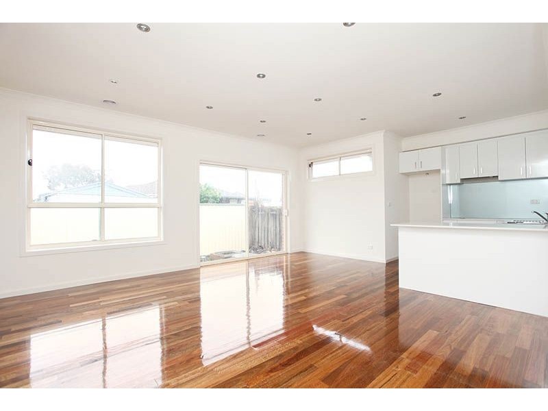 2/17 Ruthven Crescent, Lalor VIC 3075