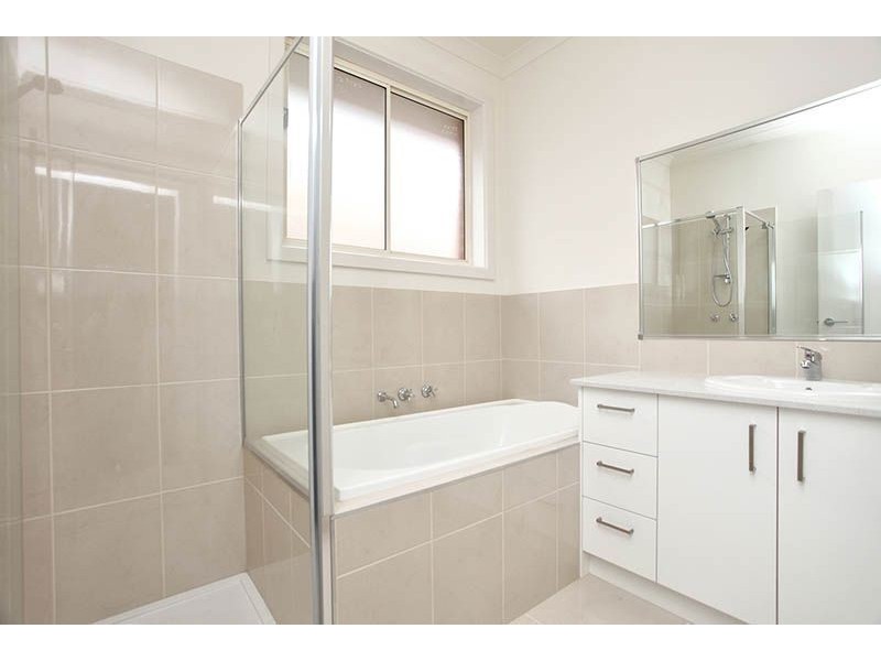 2/17 Ruthven Crescent, Lalor VIC 3075