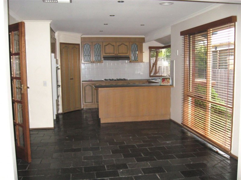 11 Tench Court, Mill Park VIC 3082