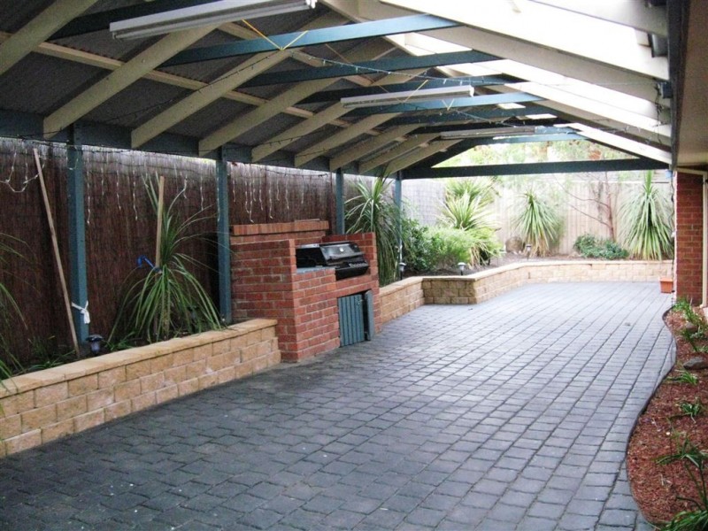 11 Tench Court, Mill Park VIC 3082