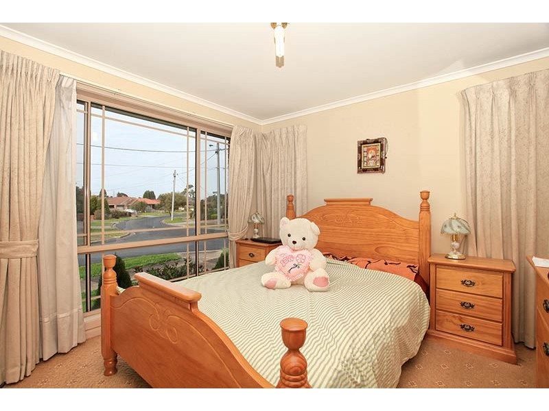 1 Varga Close, Mill Park VIC 3082