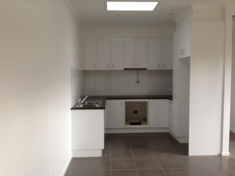 2/104 Alexander Avenue, Thomastown VIC 3074