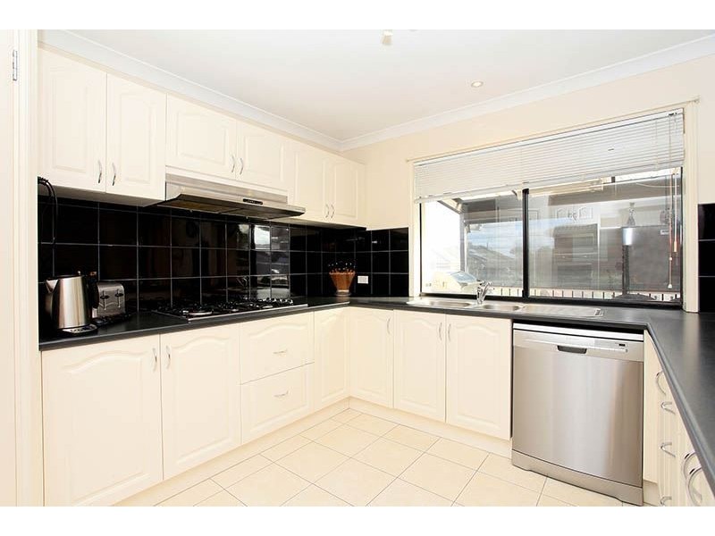 4 Middle Court, Thomastown VIC 3074