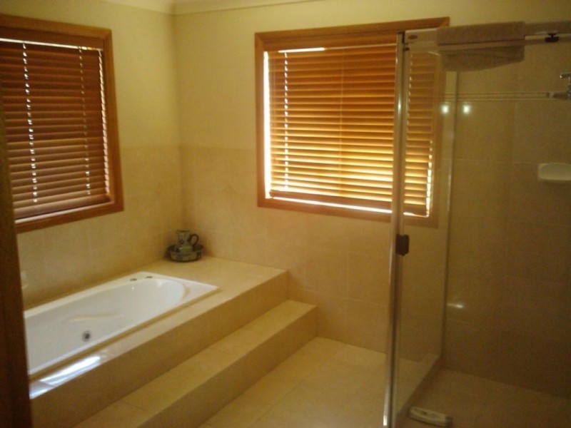 4 Riverside Terrace, Windaroo QLD 4207