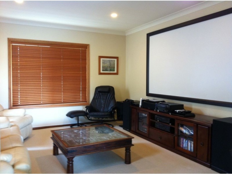 4 Riverside Terrace, Windaroo QLD 4207