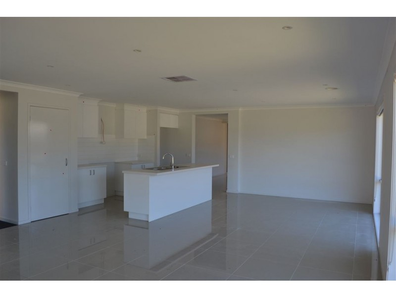 2 Waterford Court, Drouin VIC 3818