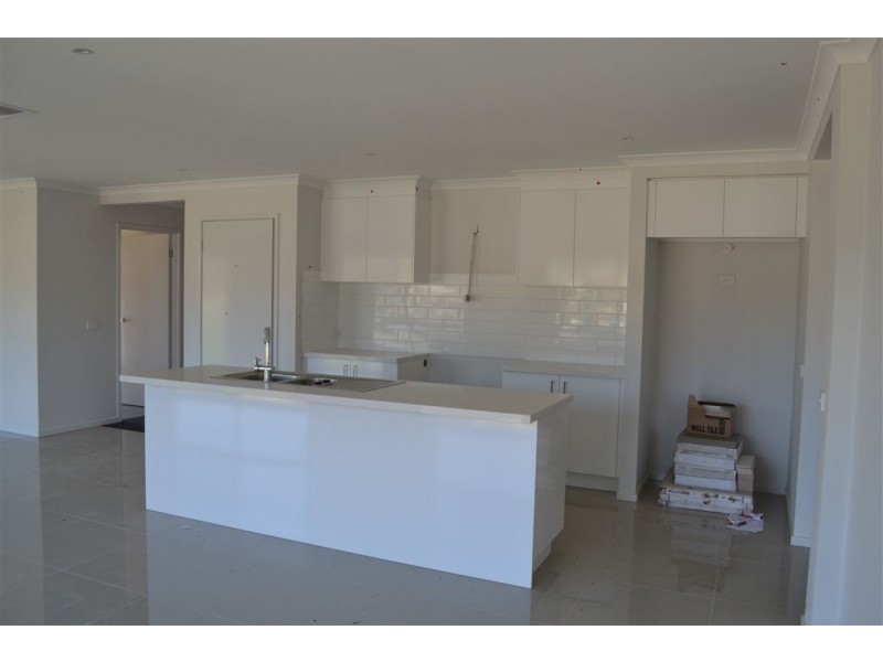 2 Waterford Court, Drouin VIC 3818