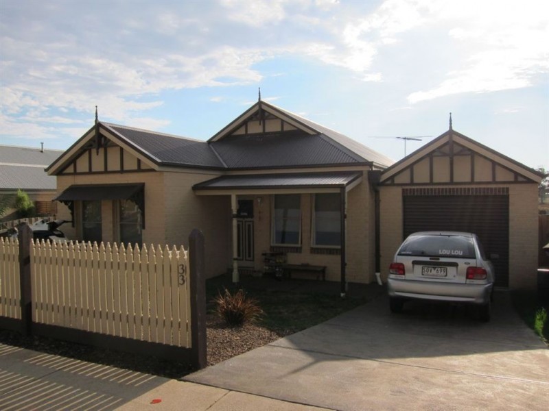 33 Clifford Drive, Drouin VIC 3818