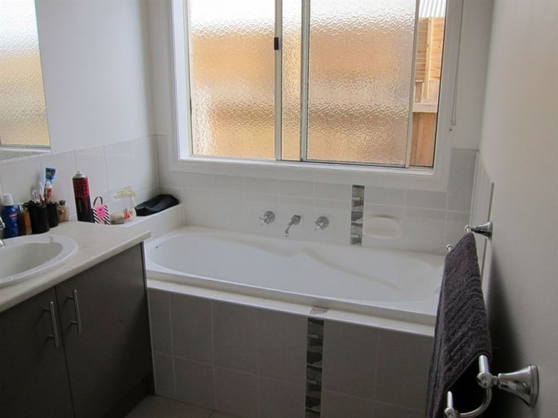 33 Clifford Drive, Drouin VIC 3818