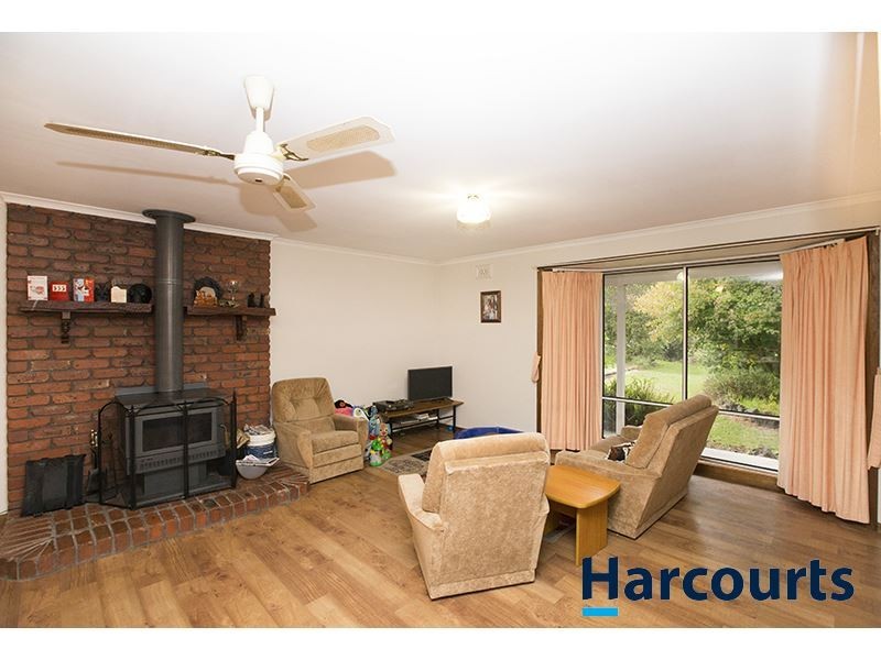 6 School Road, Willow Grove VIC 3825