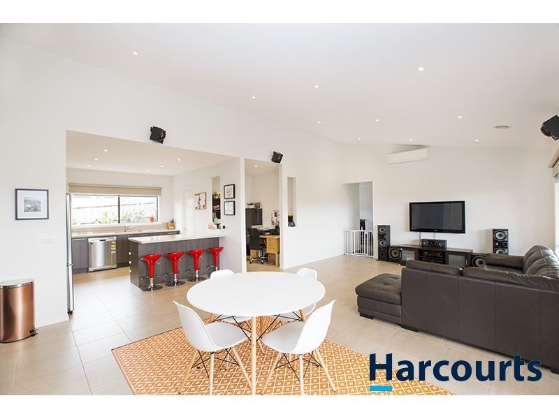 27 Carbine Court, Drouin VIC 3818