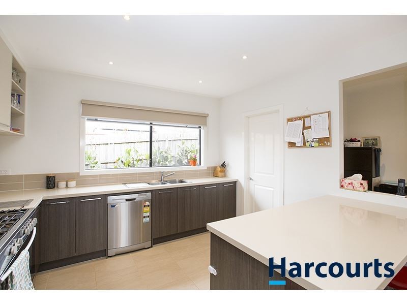 27 Carbine Court, Drouin VIC 3818