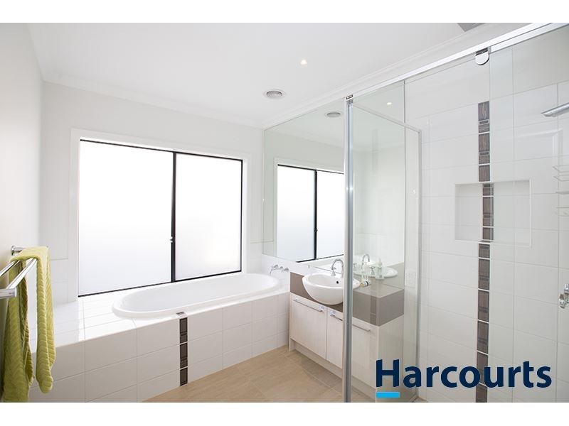 27 Carbine Court, Drouin VIC 3818