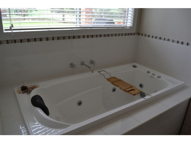 8 Torwood-Topiram Road, Hallora VIC 3818