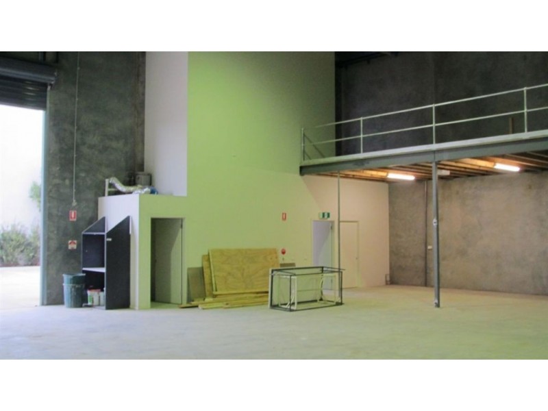 2/32 East Derrimut Crescent, Derrimut VIC 3030