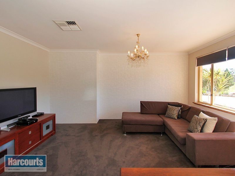 303 Foxton Drive, Oakford WA 6121