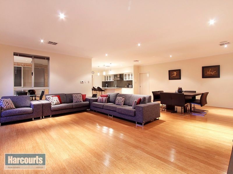 43 Hillhouse Way, Piara Waters WA 6112