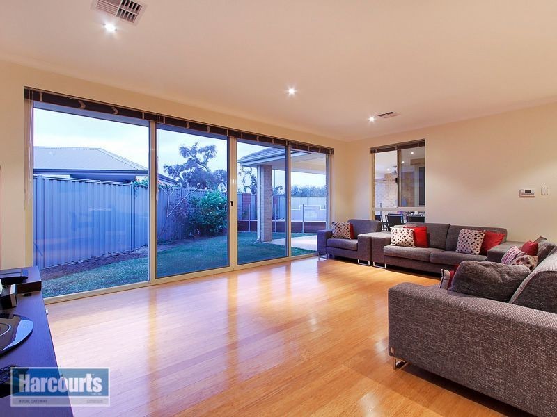 43 Hillhouse Way, Piara Waters WA 6112