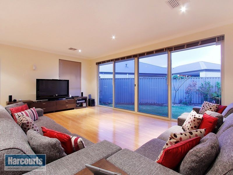 43 Hillhouse Way, Piara Waters WA 6112