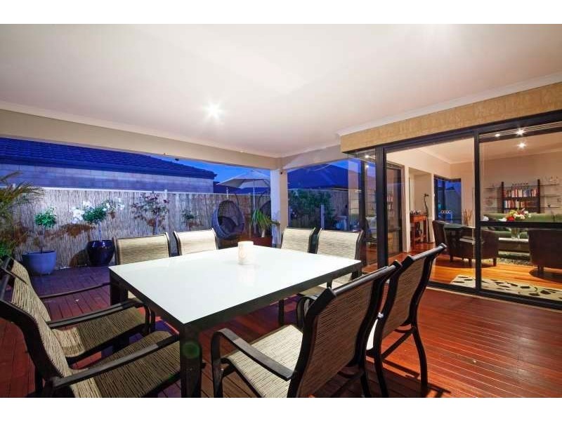 4 Hygeia Bend, Atwell WA 6164