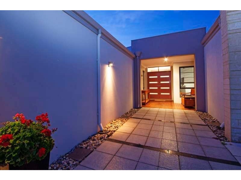 4 Hygeia Bend, Atwell WA 6164